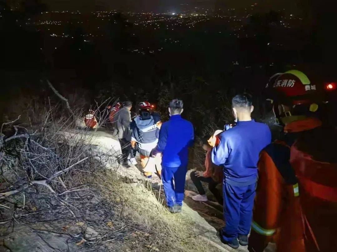 两个少年被困深山，民警两小时获救！——社会新闻