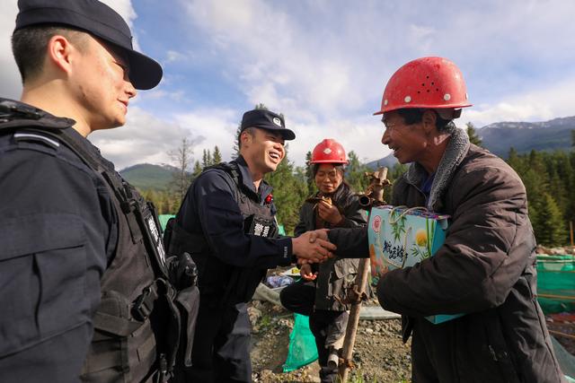 新疆阿勒泰边境管理支队喀纳斯边境派出所民警与群众一起过端午