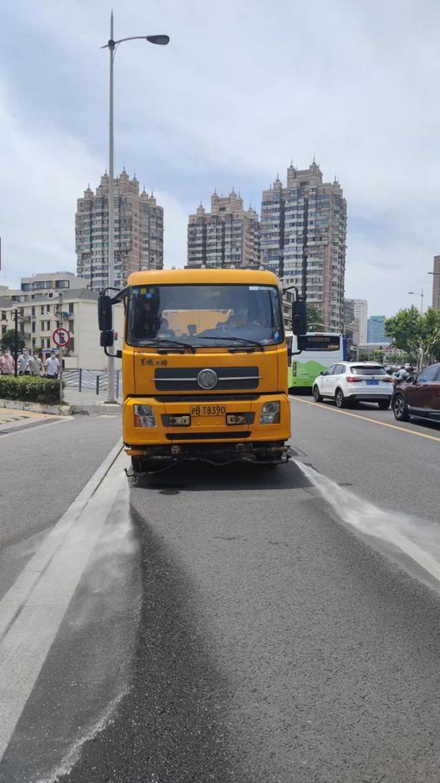 头顶烈日出车给高架道路降温记者跟随洒水车司机体验高温下作业