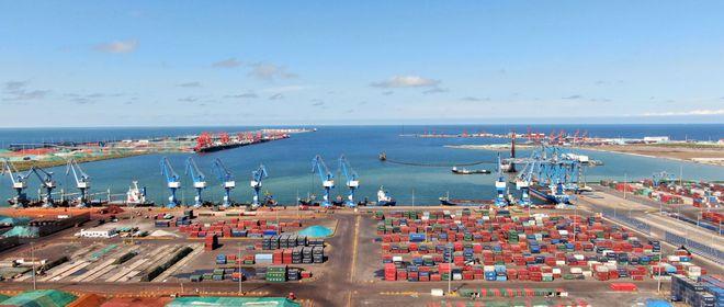 7月15日,山东港口潍坊港,多艘船舶正在进行集装箱装卸作业,一辆辆集装