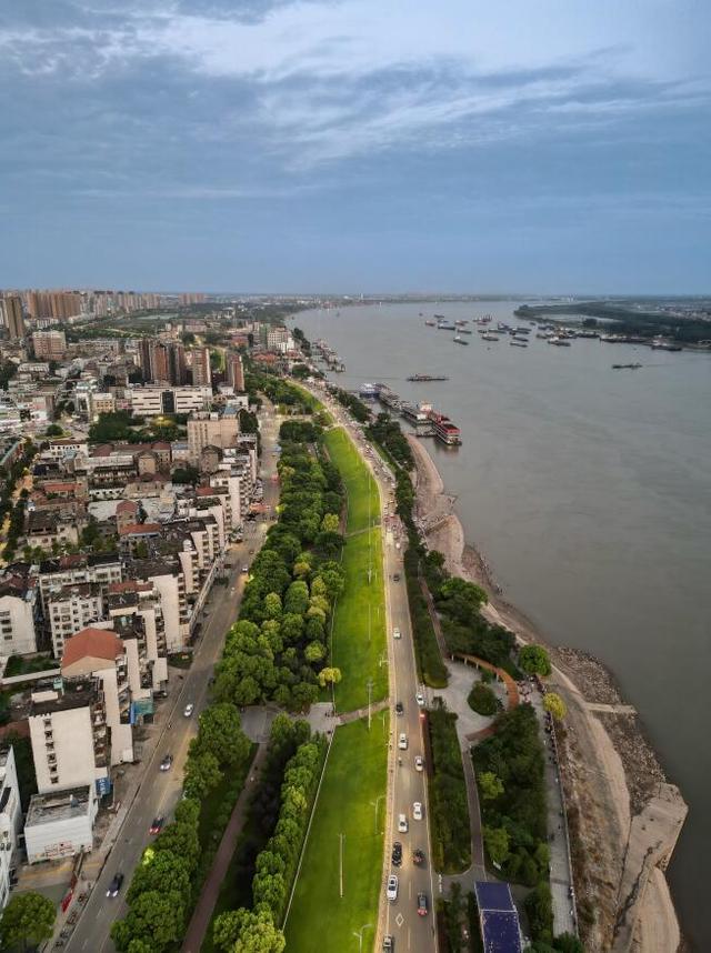 西起濱江公園,東至沙市洋碼頭文創園全長約6.