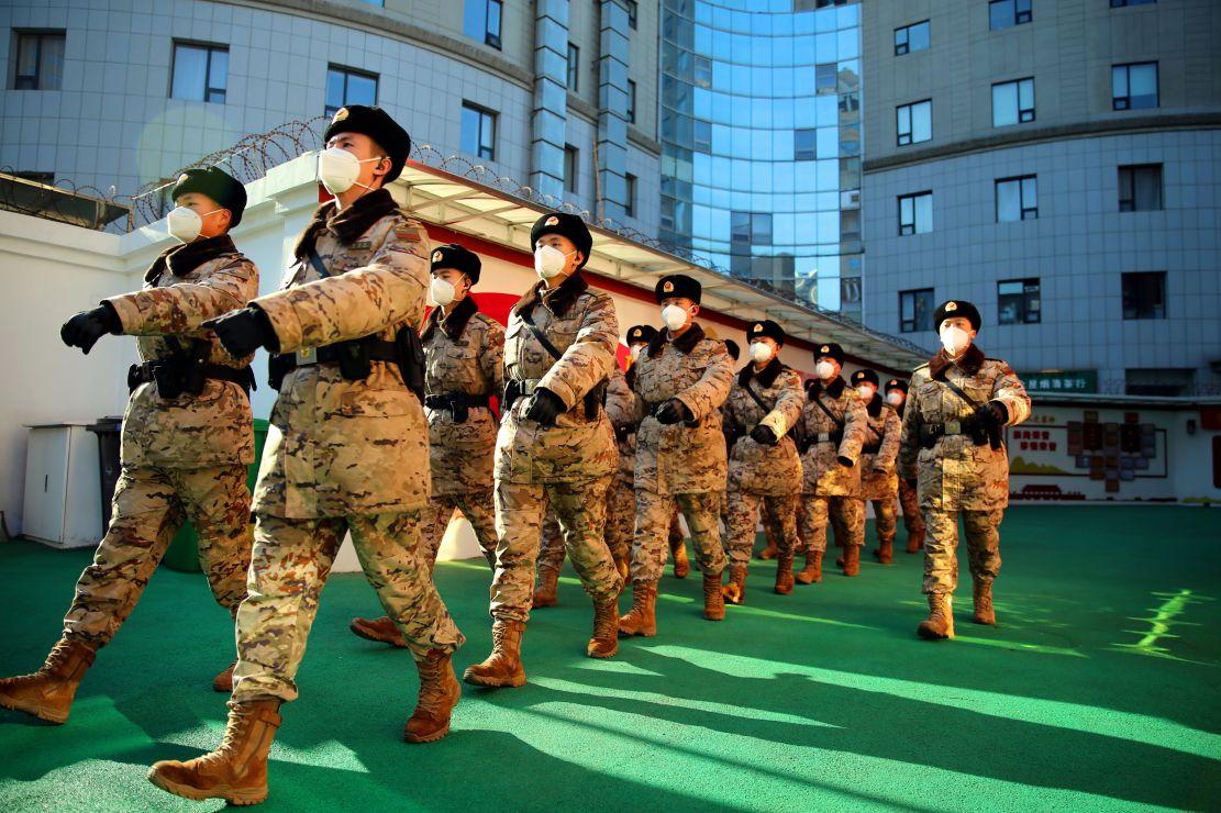 双节期间北京武警护卫旅客平安出行