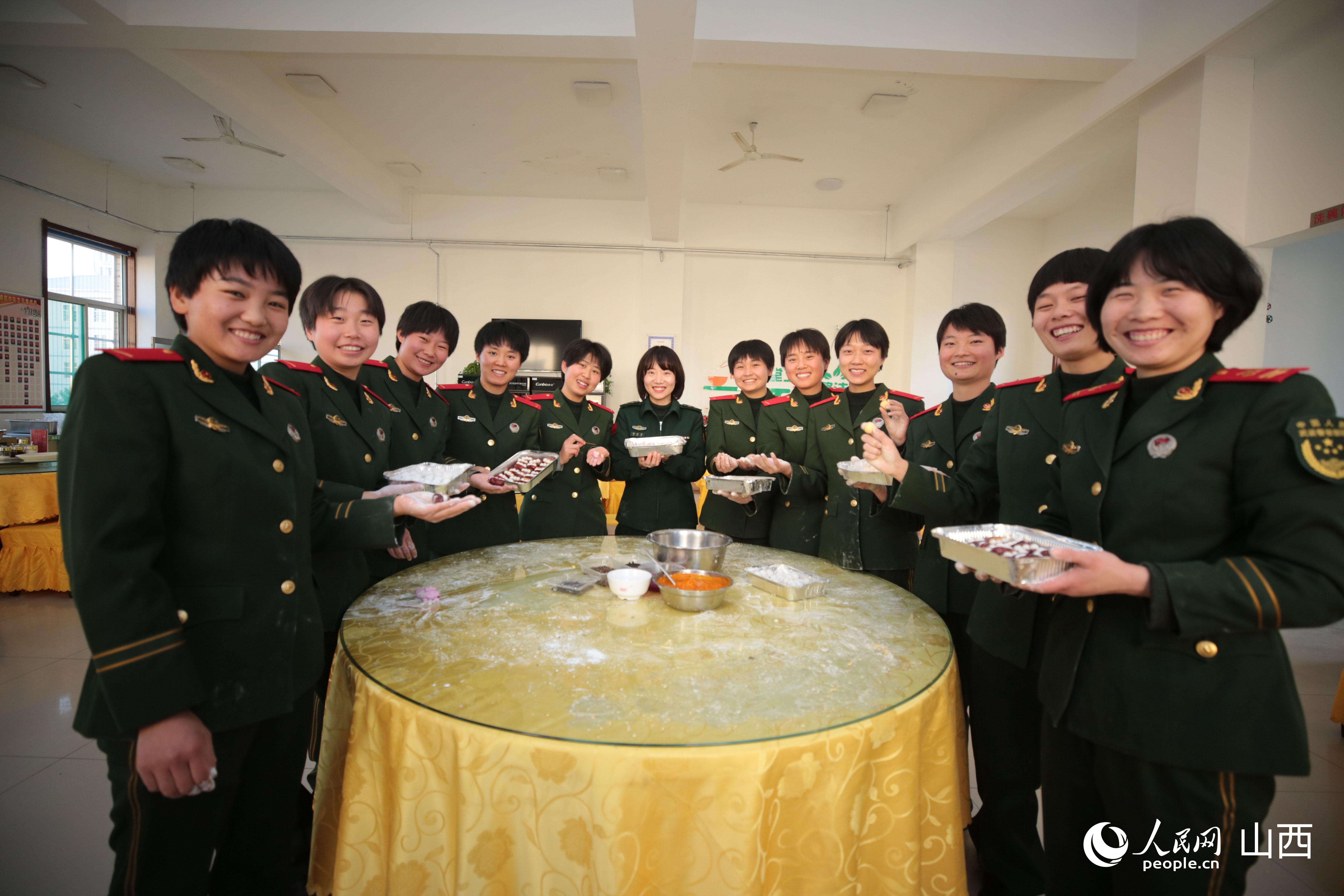 空军女兵吃饭伙食图片图片