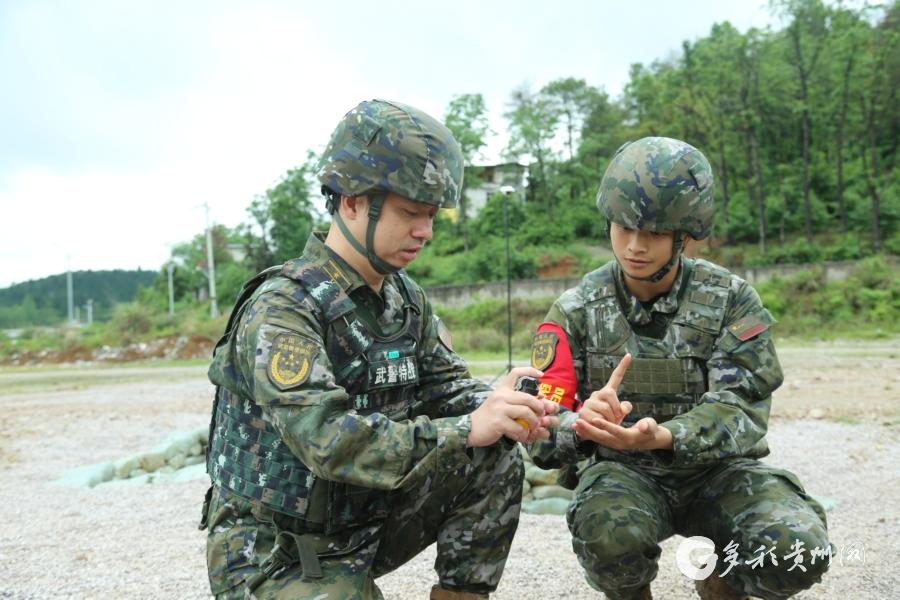 高清組圖硝煙瀰漫武警銅仁支隊組織手榴彈實投訓練