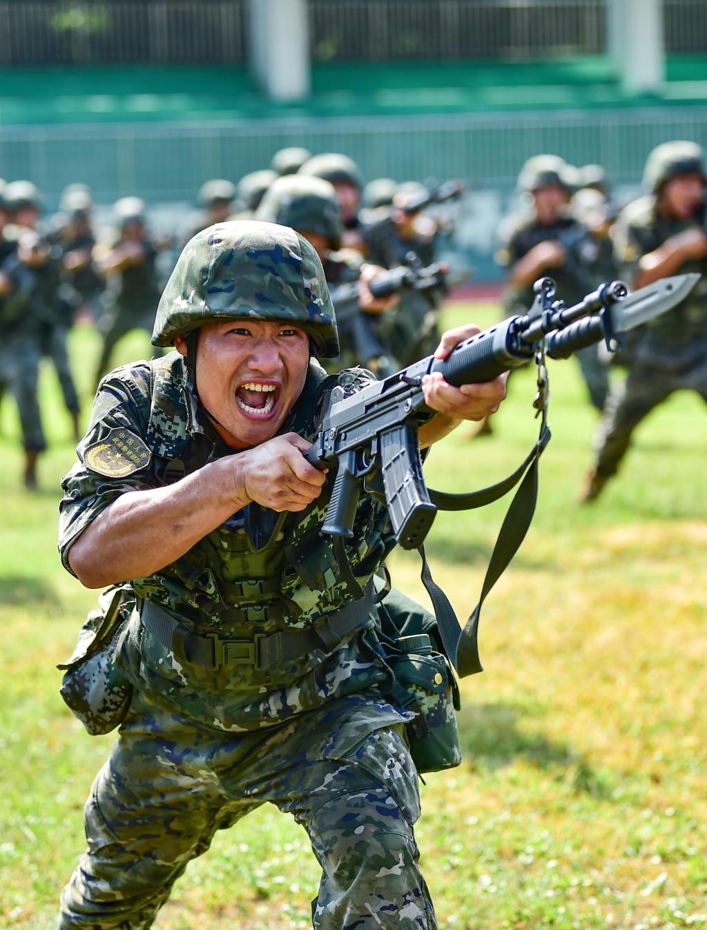 武警战士在进行高空索降训练