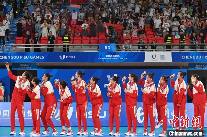 （成都大運會）中國隊連下三局戰勝日本隊奪得女排冠軍