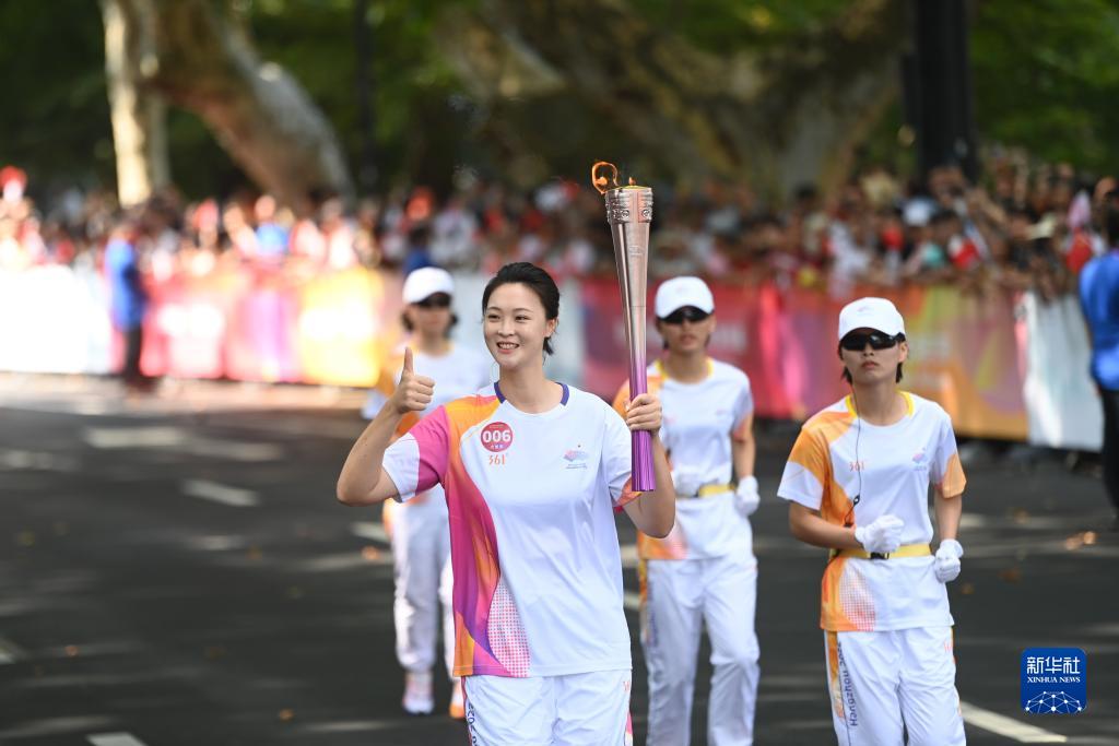杭州亞運會火炬完成首日傳遞 17位體育人光榮擔任火炬手