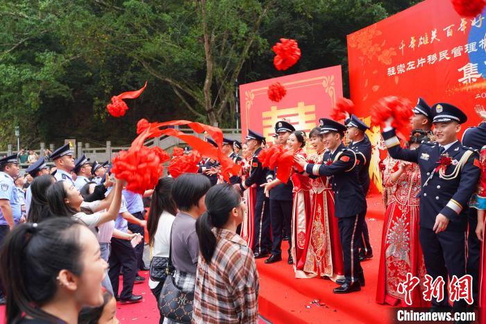 广西19对移民管理警察夫妇友谊关前举行集体婚礼