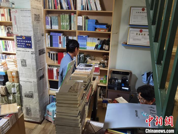 贵州“Z世代”书店老板兼职打工“养店”：为梦想而坚持