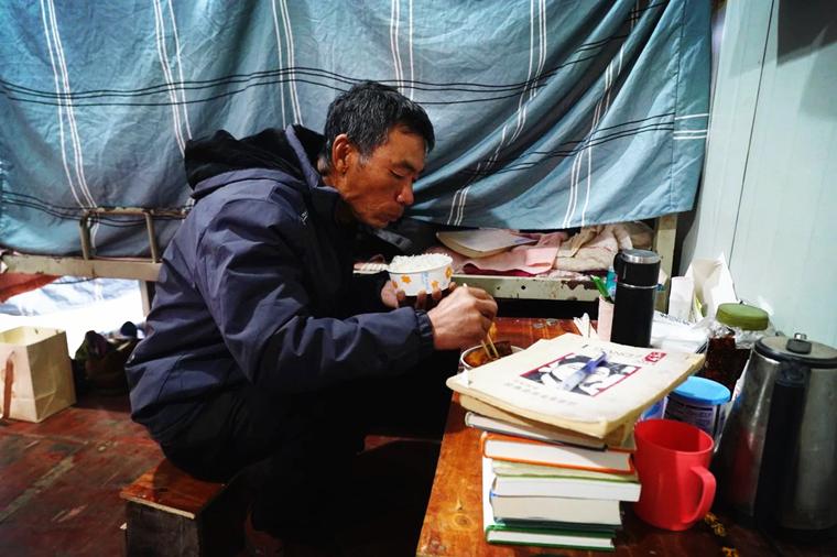 九堡工地里藏着位会写诗的工人！落脚杭州20年，最喜欢的诗人是叶赛宁