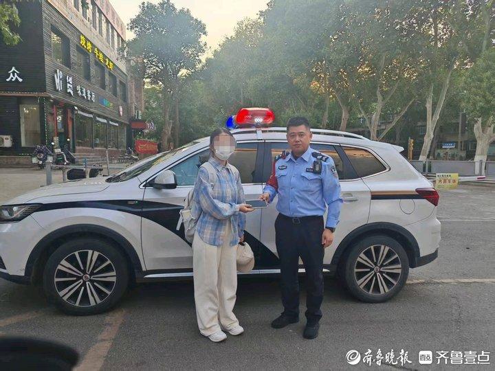 游客骑车时手机不慎滑落 细心民警俩小时帮其找回