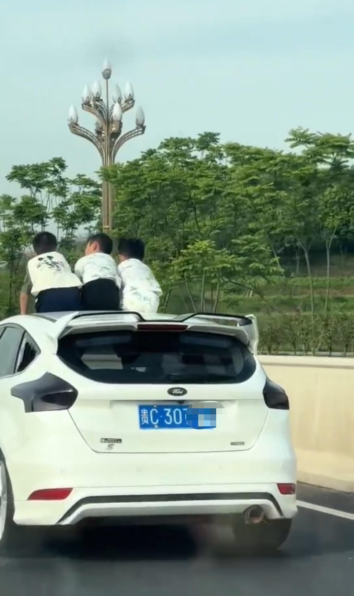3名男童坐车顶天窗“兜风” 宜宾交警：属实，记3分罚200