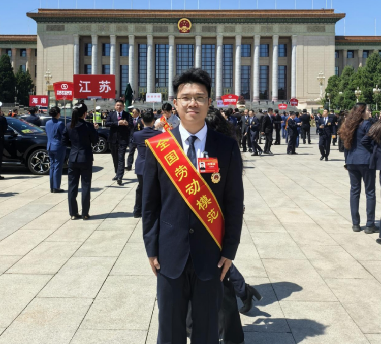 8年坚守！从“怯场少年” 到“土社工”，他用爱守护万家灯火