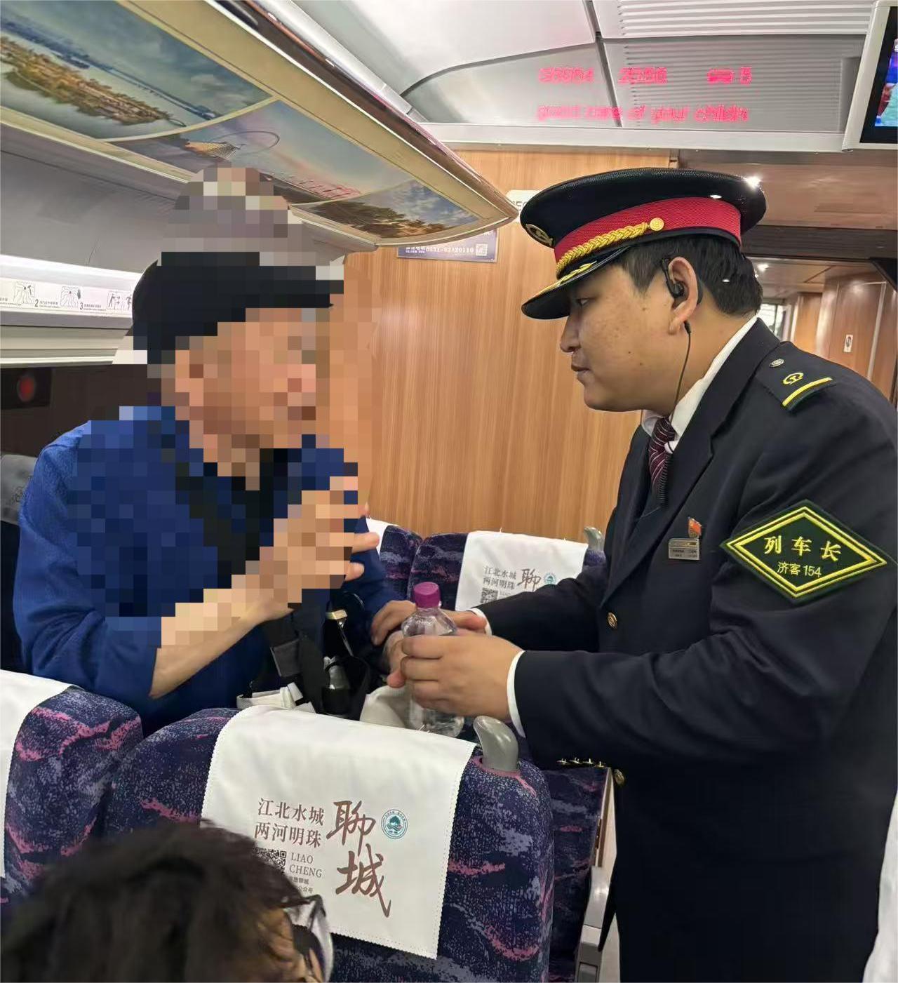 八旬老人误乘高铁 列车工作人员暖心相助