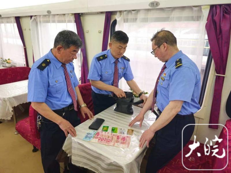 旅客遗失挎包，列车乘务员拾金不昧