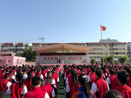 莒南县第三小学举行“筑牢安全防线，守护生命之花”主题升旗仪式