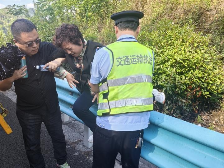 旅游大巴高速抛锚 贵州交通执法八支队九大队及时转运乘客