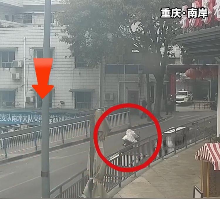 醉驾 无证 炸街！嚣张男交警队门口“轰油门求锤”，结局极度舒适
