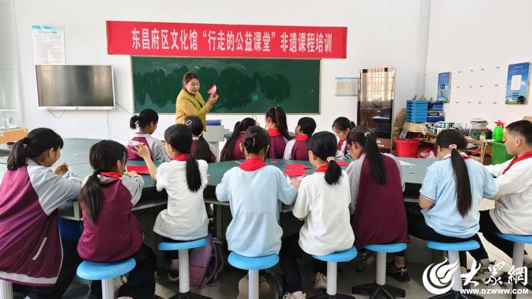 东昌府区文化馆“行走的公益课堂”非遗剪纸培训走进聊城第五中学
