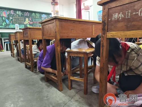 枣庄市市中区税郭镇中心小学开展防震减灾应急疏散演练