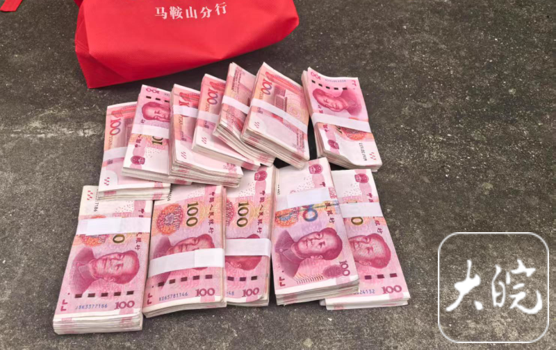 民警争分夺秒寻找，男子12万元现金保住了！
