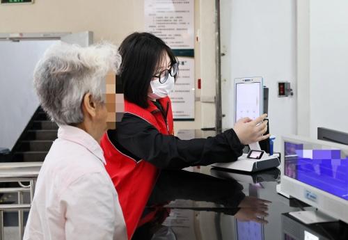 萍矿总医院：爱心助医志愿服务 温暖群众就医路