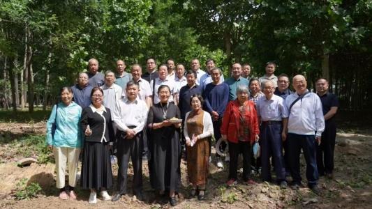 亲蜜无间，世界需要你 | 济蜂园文学社世界蜜蜂日暨全国科技工作者日活动纪实