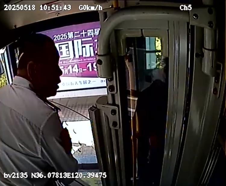 十米车厢里的生命守护！青岛公交司机救助癫痫乘客获赞