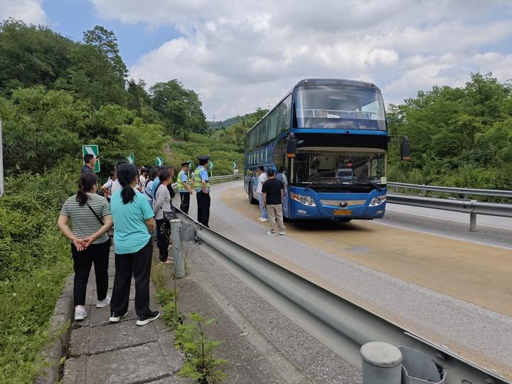 38人平安！瓮安南匝道客车突发故障 交通执法紧急救援