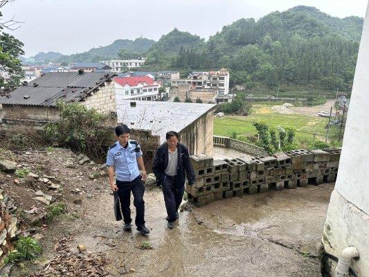 “菜警官”的温情服务：把户籍室搬到乡亲的屋檐下