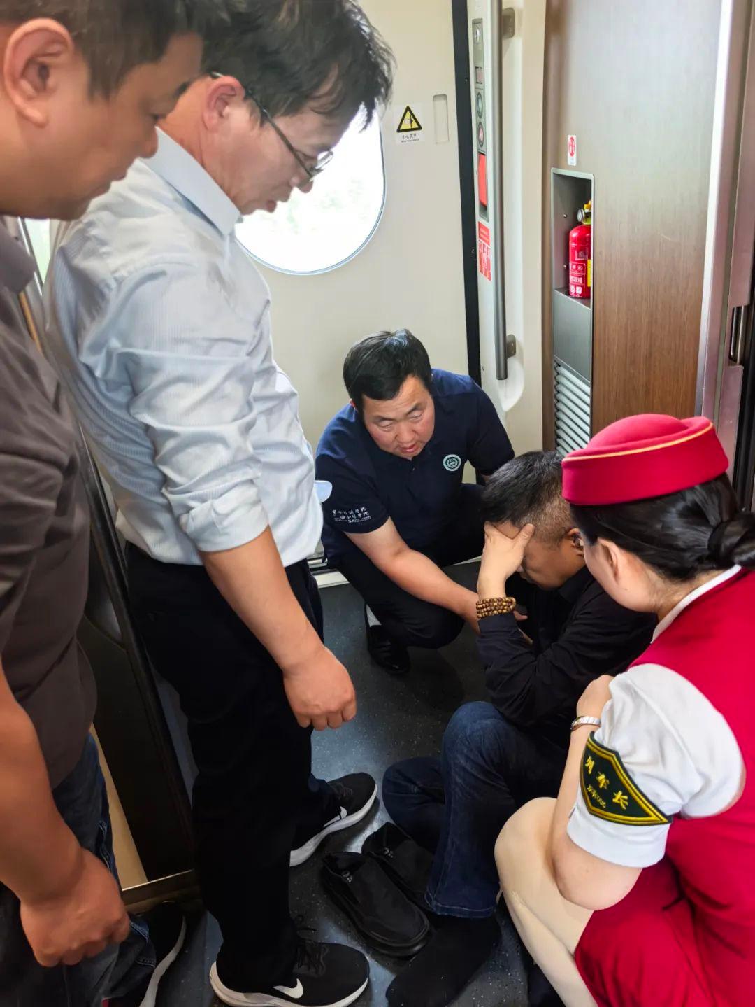 列车上一乘客突然昏迷 好心人开展急救