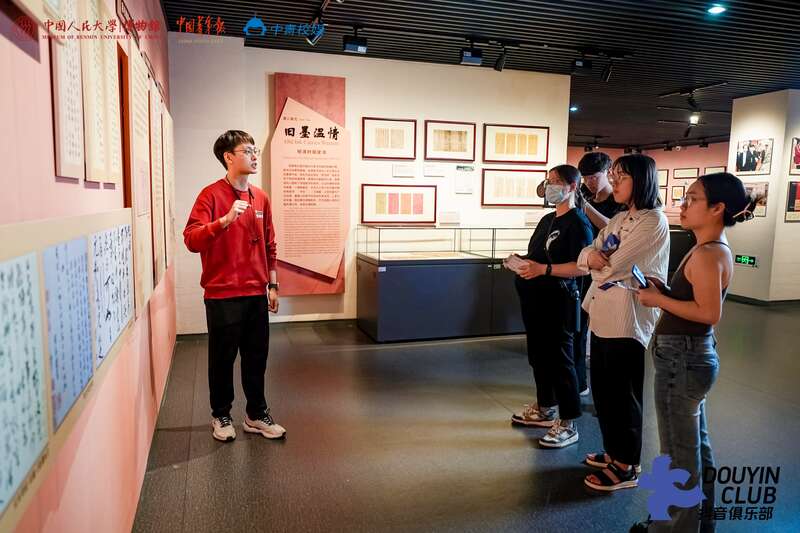 “纸间万象”传统文化进校园活动在中国人民大学举办